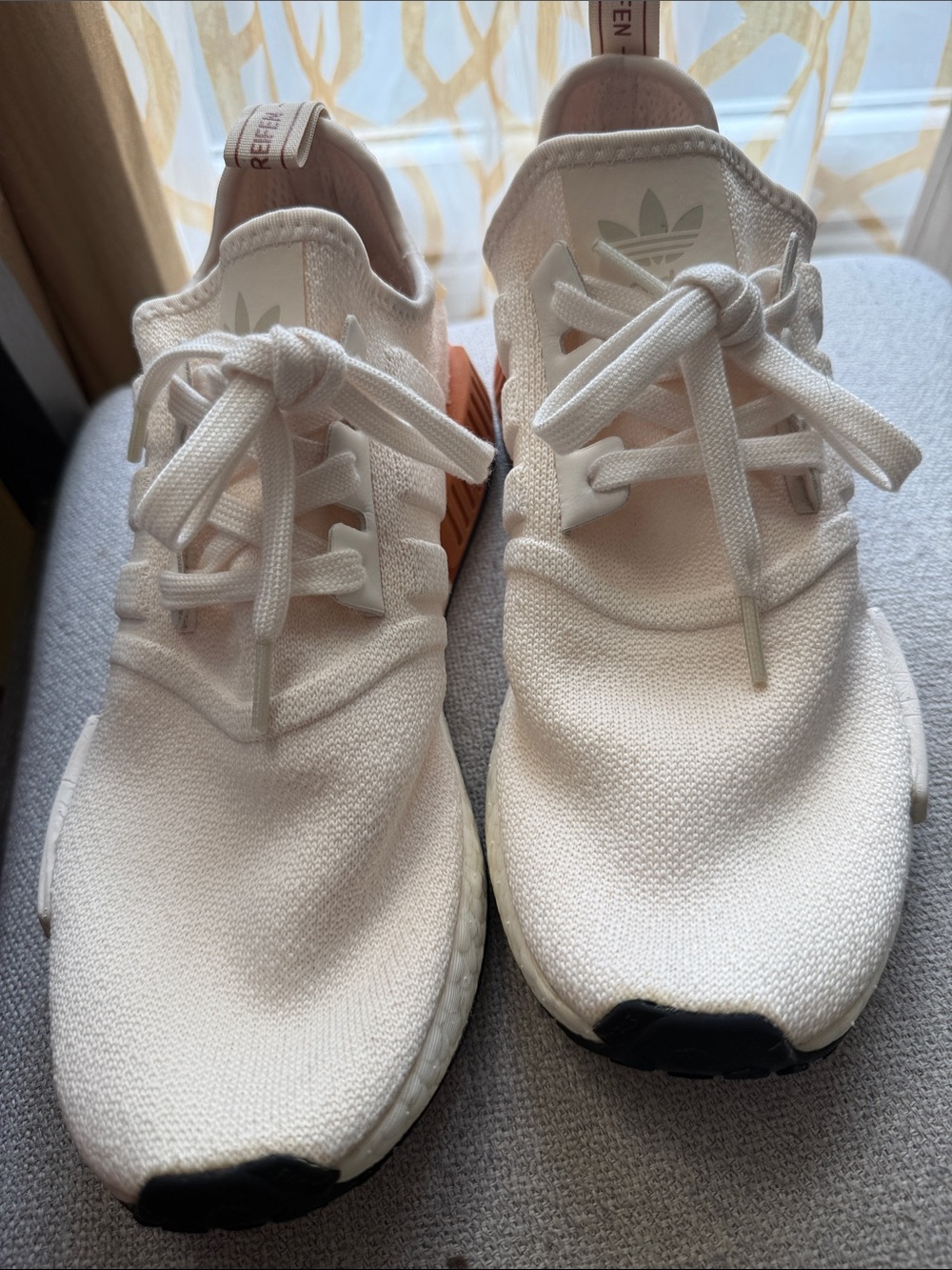 Adidas Cream Knit Lace-Up Sneakers with Orange Heel. MIT DEN 3 STREIFEN
